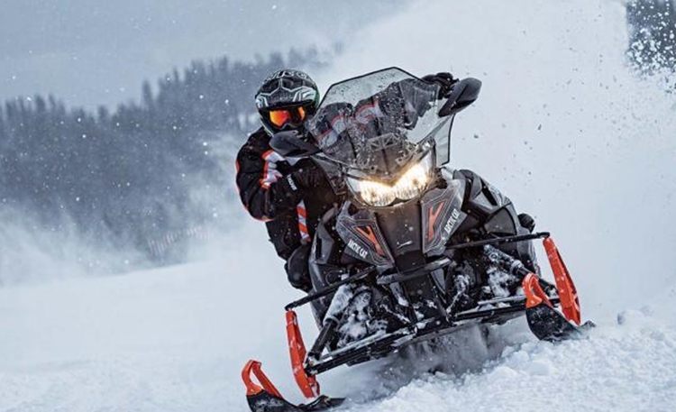    Кроссовер Arctic Cat CrossTrek спроектирован на базе спортивного шасси ProCross для лучшей  маневренность и управляемости. Модель оснащена 137-дюймовой гусеницей Cobra, которая обеспечивает отличное сцепление, и просторными отсеками для хранения вещей сзади и по бокам.