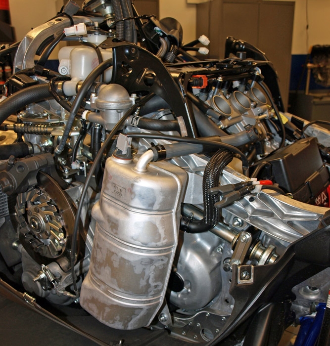 Старые атмосферные двигатели выглядели намного проще, чем то, что скрывается под капотом современной Yamaha