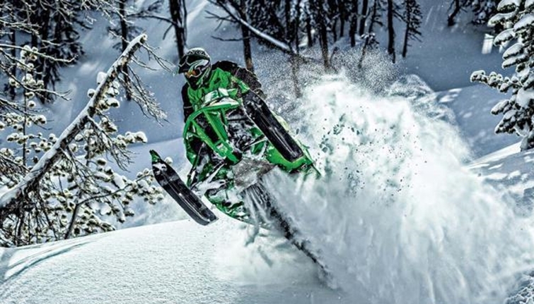 Новый Arctic Cat серии M Limited 2016 года будет доступен, в том числе, и в смелом зеленом цвете.