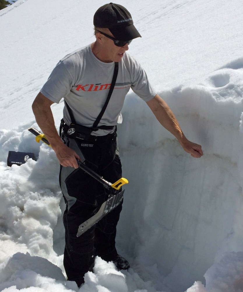 Инструктор показывает, как определить тонкий слой снежного покрова
