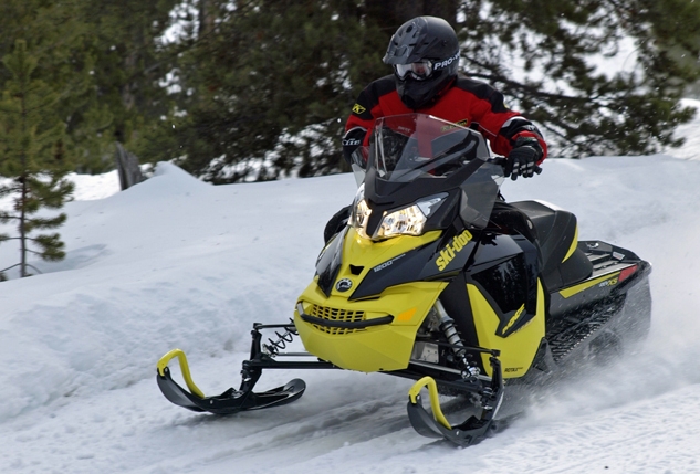 Бренду Polaris нечего противопоставить Ski-Doo на рынке моделей с четырехтактными двигателями. Поэтому спортивные снегоходы Ски-Ду, оснащенные двигателями  ACE и  4-TEC,  продолжают лидировать в своем сегменте.