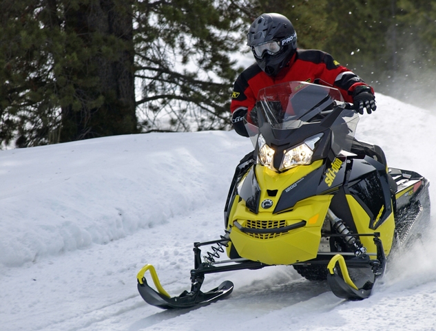 Новый Ski-Doo 1200 4TEC MXZ TNT из серии 2016 года приятно удивит спортивным стилем, мощностью и управляемостью.